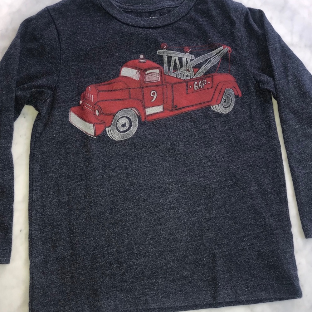 Long sleeve gap T-shirt.
